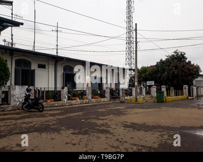 L'ingresso principale a Purwakarta stazione che si trova nella zona di Bandung, ed è sede di un vecchio e inutilizzato il treno. PURWAKARTA, WEST JAVA, INDONESIA Foto Stock