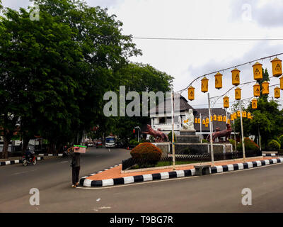 L'ingresso principale a Purwakarta stazione che si trova nella zona di Bandung, ed è sede di un vecchio e inutilizzato il treno. PURWAKARTA, WEST JAVA, INDONESIA Foto Stock