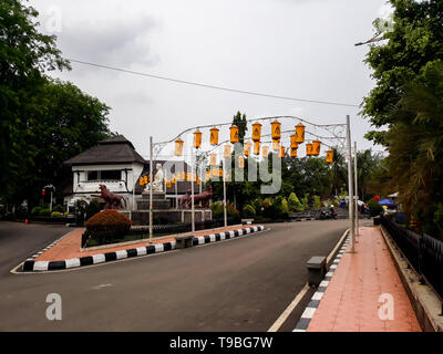 L'ingresso principale a Purwakarta stazione che si trova nella zona di Bandung, ed è sede di un vecchio e inutilizzato il treno. PURWAKARTA, WEST JAVA, INDONESIA Foto Stock