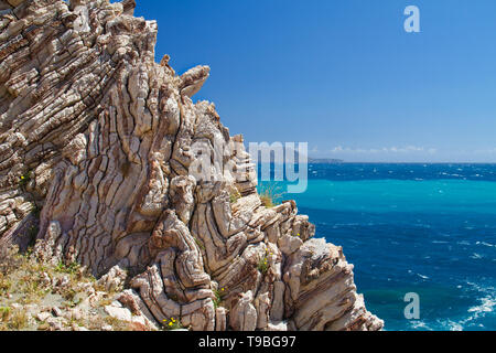 Calcaree ripiegate su Creta, Grecia, sullo sfondo il mare Lybian Foto Stock