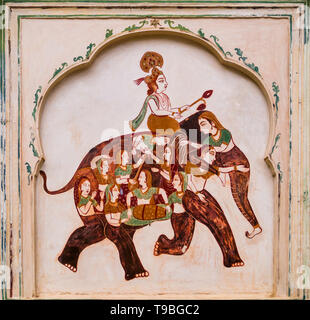 Affresco tipico con elefante e figure femminili, Galta Ji Mandir tempio, Jaipur, Rajasthan, India Foto Stock
