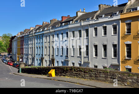 Bristol case cittadine Georgiane in fila di proprietà terrazzata, Cornwallis Crescent, in Clifton sulla collina sopra Hotwells Foto Stock