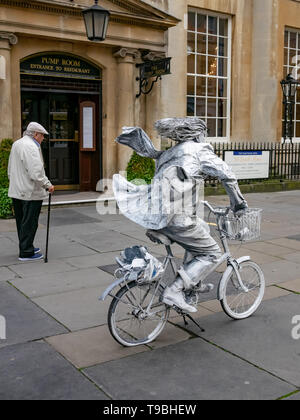 Argento uomo in bici, Street performer in Bath Inghilterra Foto Stock