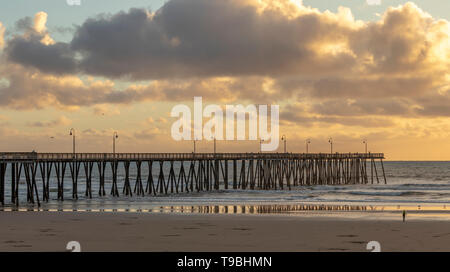 Pismo Beach Pier su una storia pomeriggio invernale, California, Stati Uniti d'America. Foto Stock