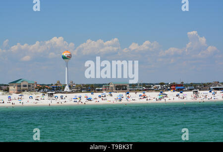 Frequentatori di spiaggia presso la spiaggia di Pensacola in Escambia County, Florida sul Golfo del Messico, STATI UNITI D'AMERICA Foto Stock