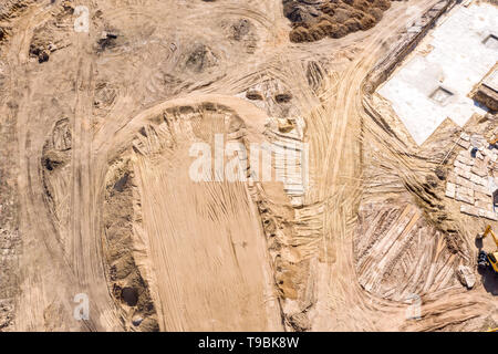 Antenna vista superiore del suolo opere sul sito in costruzione. drone fotografia Foto Stock