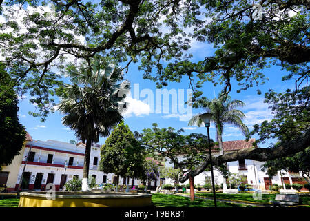 Vista della città di central park di Charala, Colombia. Foto Stock