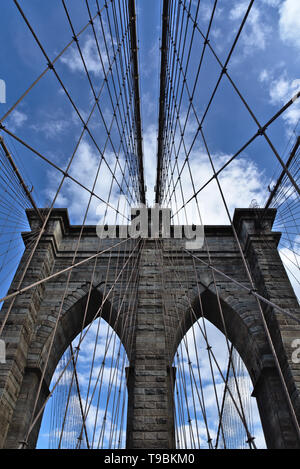 Close-up su una torre del ponte di Brooklyn, New York City Foto Stock