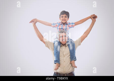 Nonno nipote che porta sulle spalle Foto Stock