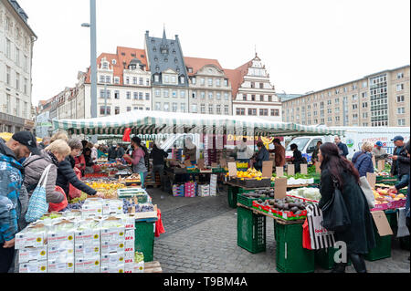 Farmers Market dove i vari tipi di prodotti freschi dalle fattorie sono venduti a Marktplatz, la piazza del mercato nel centro della città di Lipsia, Germania Foto Stock