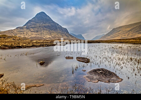 Una lunga esposizione di Lochan na Fola di Glencoe nelle Highlands della Scozia Foto Stock