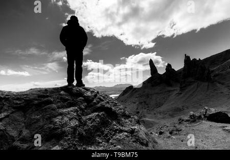 Un escursionista è alla ricerca per oltre il vecchio uomo di Storr sull isola di Skye in Scozia Foto Stock