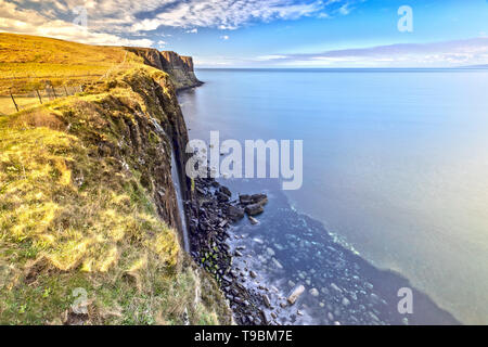 Acqua bassa su Mealt cade a Kilt Rock sull'Isola di Skye in Scozia Foto Stock