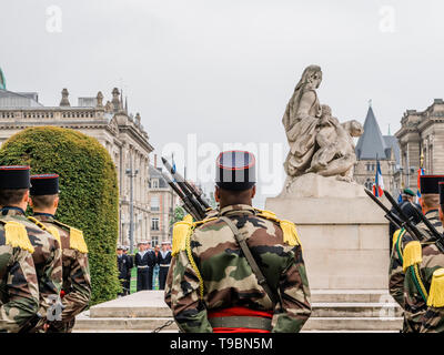 Strasburgo, Francia - 8 Maggio 2017: Nero etnicità soldato alla cerimonia per gli alleati occidentali la Seconda Guerra Mondiale la vittoria armistizio in Europa pagando tributo davanti a un monumento aux morts de Strasbourg Foto Stock