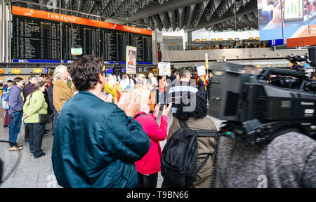 Francoforte, Germania - Apr 29, 2019: applausi dal popolo tedesco, abitanti vivono nelle vicinanze Fraport Francoforte Aeroporto internazionale di protesta contro la costruzione del Terminal 3 Foto Stock