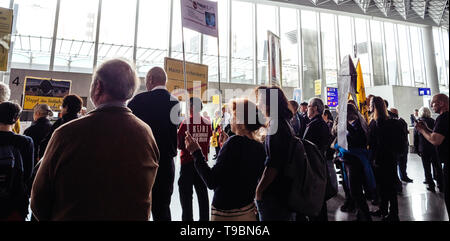 Francoforte, Germania - Apr 29, 2019: ampia immagine del popolo tedesco, abitanti vivono nelle vicinanze Fraport Francoforte Aeroporto internazionale di protesta contro la costruzione del Terminal 3 Foto Stock