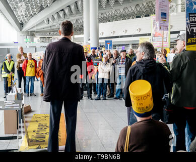 Francoforte, Germania - Apr 29, 2019: uomo rivolgendosi al popolo tedesco, abitanti vivono nelle vicinanze Fraport Francoforte Aeroporto internazionale di protesta contro la costruzione del Terminal 3 Foto Stock