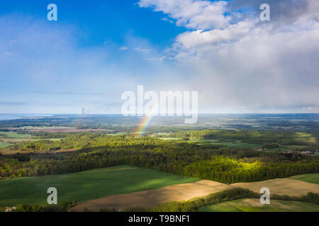 Vista aerea dell'arcobaleno sotto la pioggia in primavera Foto Stock