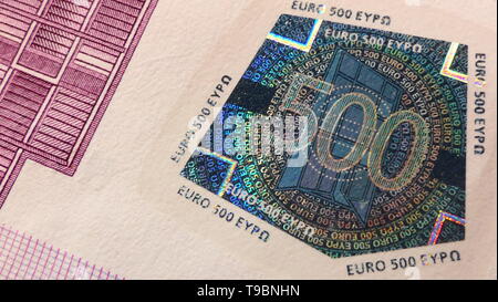 Vista ravvicinata del numero 500 in un sigillo di sicurezza di una banconota da 500 Euro Foto Stock