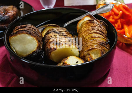 Una ciotola di fettine di patate russet sulla tabella t pronto per la cena Foto Stock