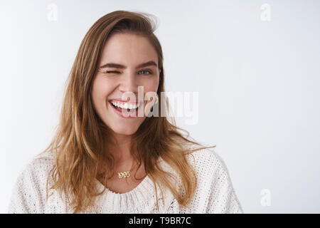 Allegro grazioso luminoso donna caucasica 25s breve capelli castani winking gioiosamente sorridente largamente denti bianchi, divertirsi godendosi il tempo primaverile Foto Stock