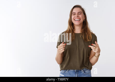 La felicità, delizia e concetto di benessere. Attraente carefree affascinante donna positiva avente fun ride molto sincera chiudere gli occhi dicendo haha Foto Stock