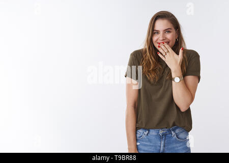 Oopsie, forse è stato di me. Carino sciocco attraente donna divertente beffardo amico che copre la bocca sorridente nascondendo risatina, ridacchiando dopo la beffa divertito permanente Foto Stock