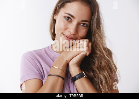 Close-up attraente rilassato felice gara giovane ragazza accettare proprio corpo, skinpositivity concetto, testa pendente palms sorridente carino felici Foto Stock