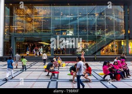 Bangkok, Thailandia, Marzo 2013 persone davanti al Siam Shopping Mall. Siam è uno dei più famosi centri per lo shopping a Bangkok Foto Stock