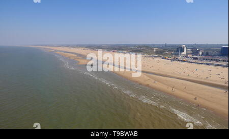 L'Aia, Paesi Bassi - 21 Aprile 2019: Una ampia vista sulla spiaggia di Scheveningen Foto Stock