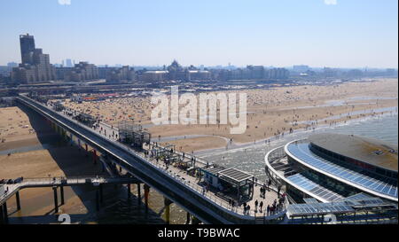 L'Aia, Paesi Bassi - 21 Aprile 2019: Una ampia vista sulla passeggiata lungomare di Scheveningen Foto Stock