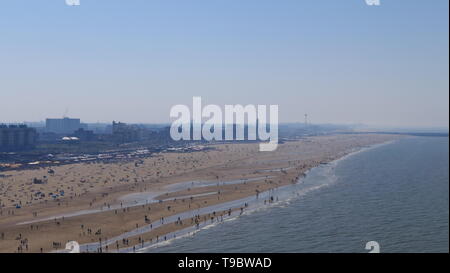 L'Aia, Paesi Bassi - 21 Aprile 2019: Una ampia vista sulla spiaggia di Scheveningen Foto Stock