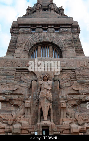 Leipzig, Germania - Ottobre 2018: Statua di San Michele Arcangelo all'ingresso al Monumento alla Battaglia delle Nazioni nella città di Lipsia, Germania Foto Stock