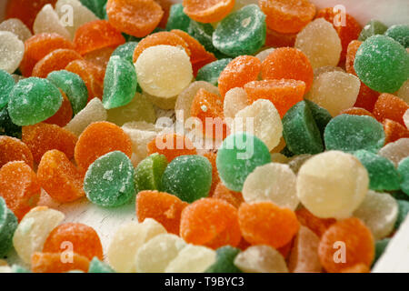 Diversi di gelatina di frutta dolce candy caramelle di zucchero. Colorate assortite caramelle gommose. Pasticceria colorate per i bambini. Deliziosi caramelle multicolore nella casella Foto Stock