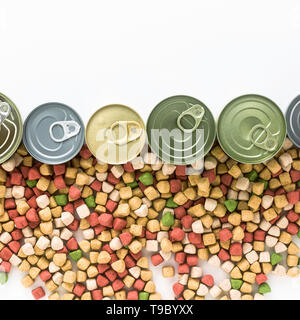 Conserve di cibo per animali domestici isolato su bianco. Foto Stock