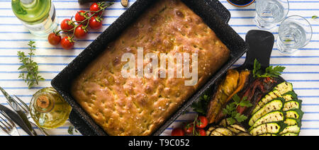 Banner di focaccia italiana e verdure alla griglia su un tavolo con il vino rosso ed erbe aromatiche. menù estivo Foto Stock