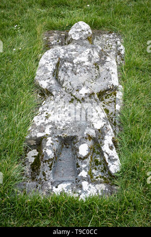 La tomba di cavaliere Angus Martin, Kilmuir cimitero, Kilmuir, costa ovest della penisola di Trotternish, Isola di Skye, altopiani, Scozia. Foto Stock