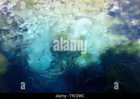 L'Occhio azzurro piscina molla carsico acqua primavera fenomeno naturale e sorgente del fiume Bistrice Albania Foto Stock