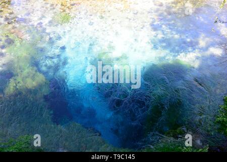 L'Occhio azzurro piscina molla carsico acqua primavera fenomeno naturale e sorgente del fiume Bistrice Albania Foto Stock