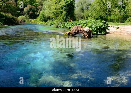 L'Occhio azzurro piscina molla carsico acqua primavera fenomeno naturale e sorgente del fiume Bistrice Albania Foto Stock