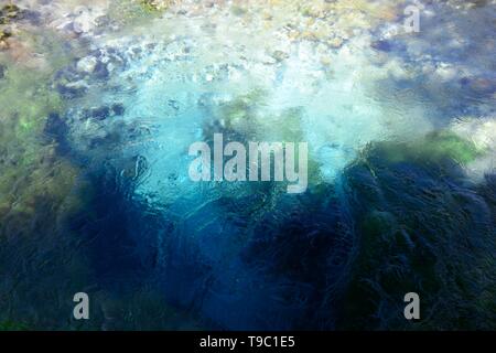 L'Occhio azzurro piscina molla carsico acqua primavera fenomeno naturale e sorgente del fiume Bistrice Albania Foto Stock