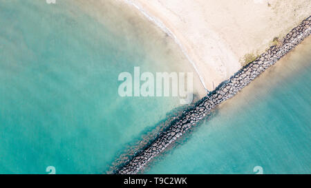 HALEIWA, USA: Drone vista della spiaggia di Haleiwa, nelle Hawaii. Geometrico linea di roccia e mare turchese. Foto Stock