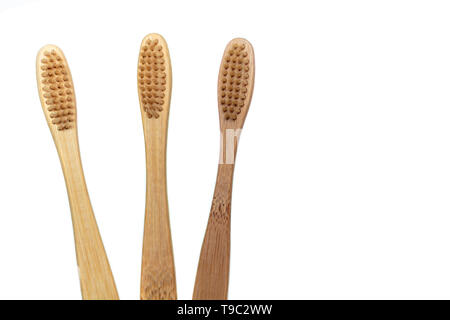 Bambù in legno spazzolini da denti isolati su sfondo bianco Foto Stock