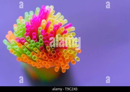 Vista superiore colorata cannucce di plastica Foto Stock