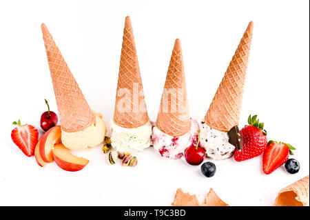 Dolce gelato di sfere su uno sfondo bianco. Il dessert con sapori diversi e frutti di bosco freschi. Spazio di copia Foto Stock