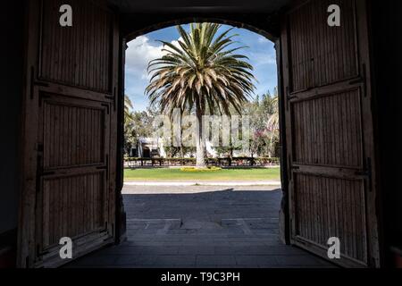 Portoni in legno per la storica Hacienda Galindo, un sedicesimo secolo estate una volta posseduto dal conquistador spagnolo Hernando Cortes, in San Juan del Rio, Queretaro, Messico. La hacienda è ora un hotel e resort di proprietà di e gestito da Fiesta Americana. Foto Stock