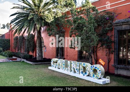 Cortile presso la storica Hacienda Galindo, un sedicesimo secolo estate una volta posseduto dal conquistador spagnolo Hernando Cortes, in San Juan del Rio, Queretaro, Messico. La hacienda è ora un hotel e resort di proprietà di e gestito da Fiesta Americana. Foto Stock