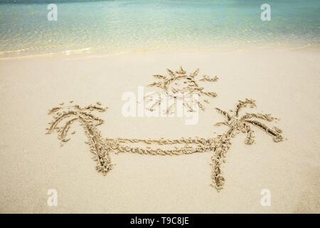 Palm Tree e amaca tracciata sulla sabbia in spiaggia Foto Stock