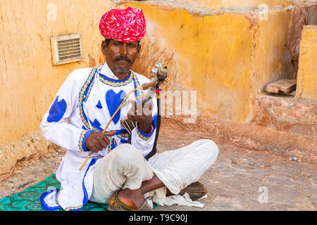 Jaipur, Rajasthan, India - aprile 18th, 2018 : villaggio indiano uomo giocando indiana tradizionale strumento musicale ravanahatha a Forte Amer. - Immagine Foto Stock