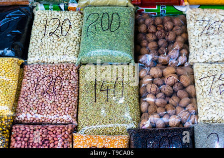 Dadi, frutta secca e legumi confezionati in una busta di plastica trasparente con prezzi Foto Stock